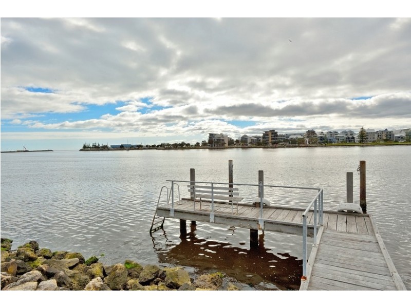 20B Fairbridge Rd, Halls Head WA 6210