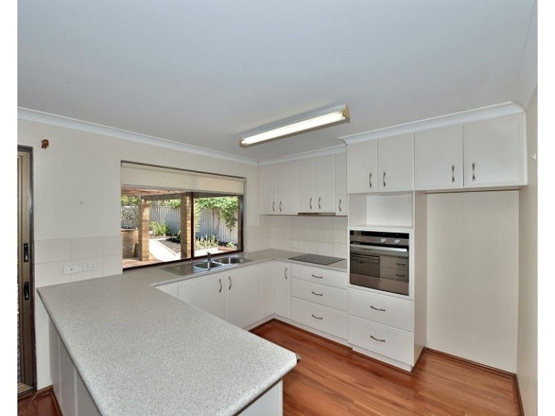 5 Balmoral Pde, Halls Head WA 6210
