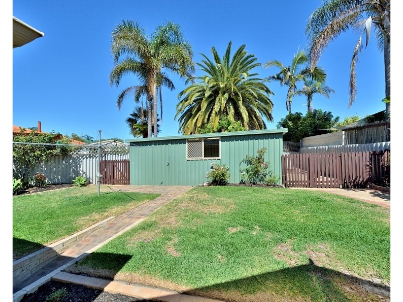 5 Balmoral Pde, Halls Head WA 6210