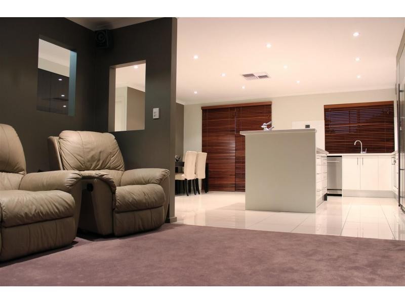 20 Warburton Drive, Woodcroft SA 5162