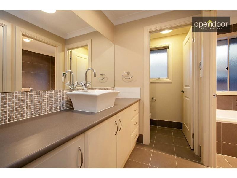 11/8 Cinnamon Way, Aberfoyle Park SA 5159