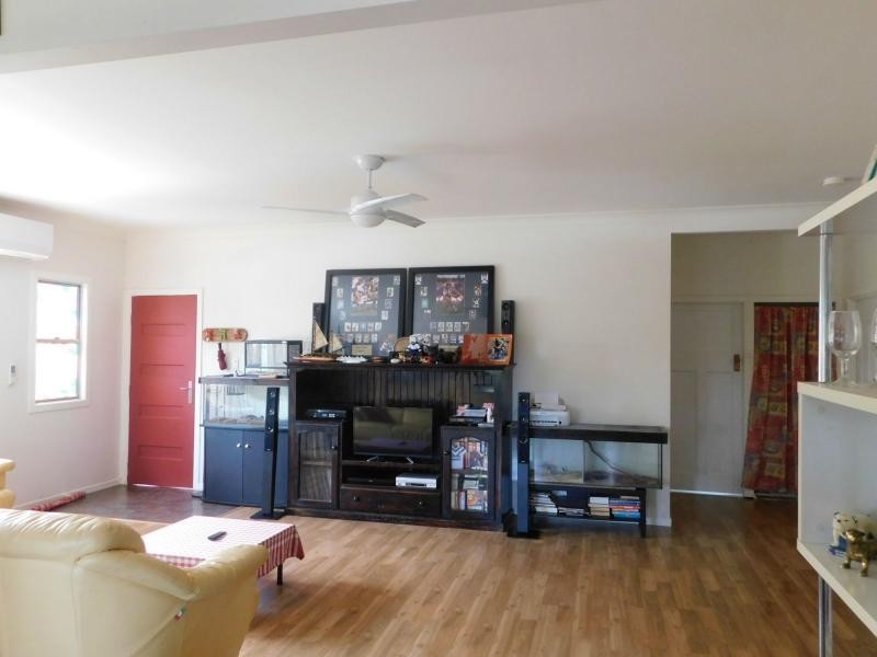 27 Banksia Street St, Russell Island QLD 4184