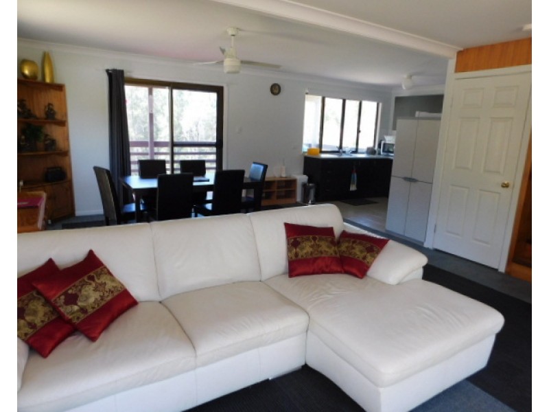 4 Crescent Dr, Russell Island QLD 4184