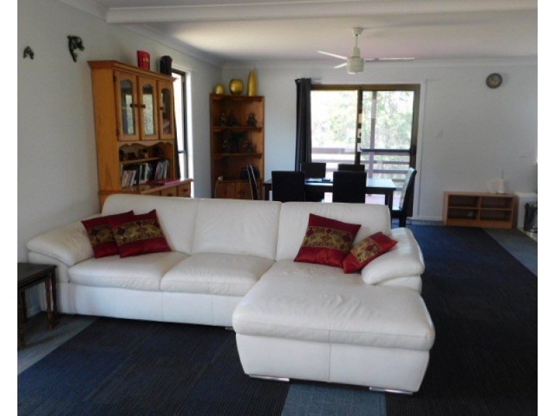 4 Crescent Dr, Russell Island QLD 4184
