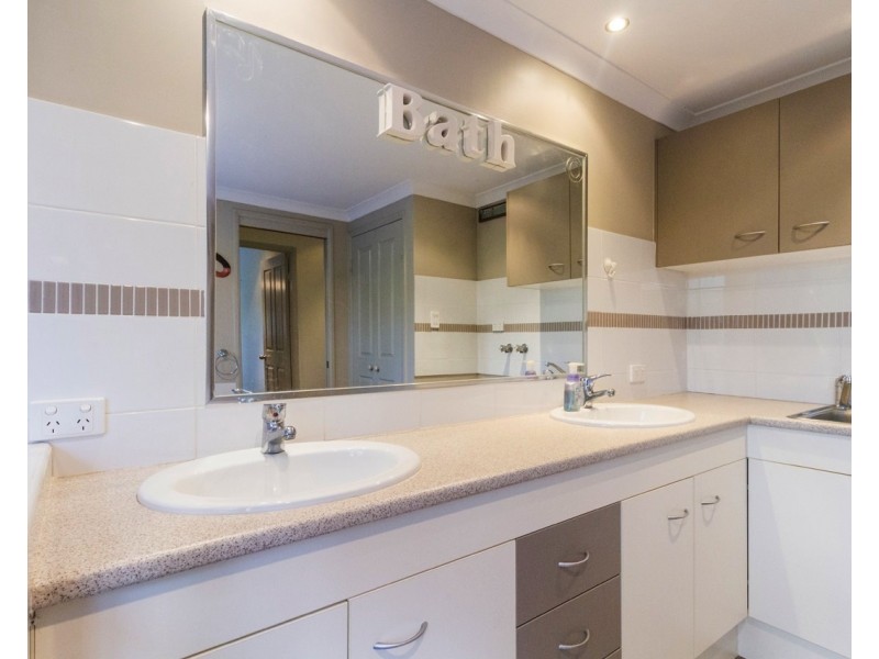 9 Kings Rd, Russell Island QLD 4184