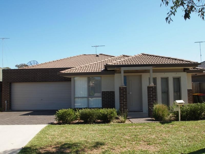 12 Nield Street, Ropes Crossing NSW 2760
