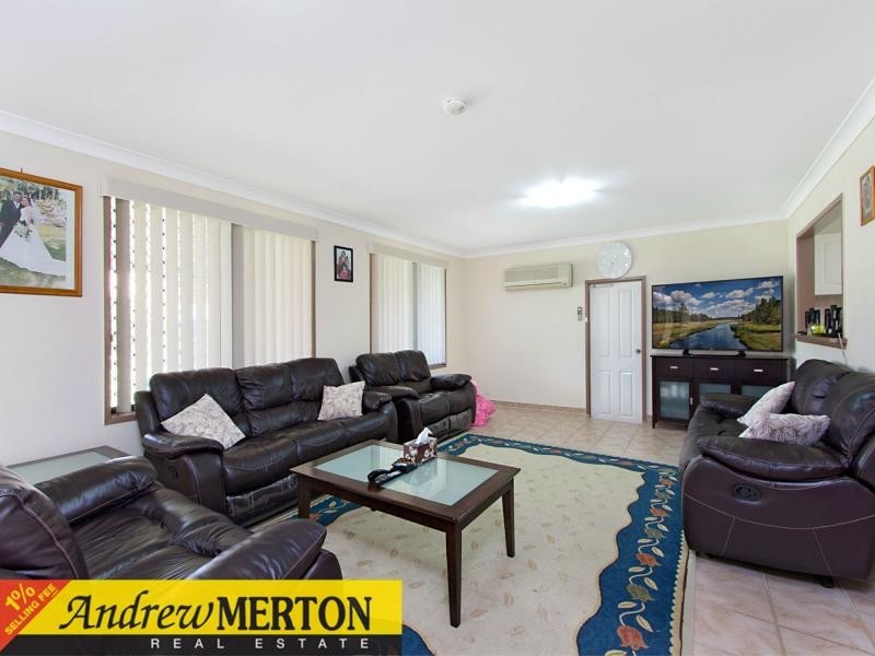 1 Daintree Glen, St Clair NSW 2759