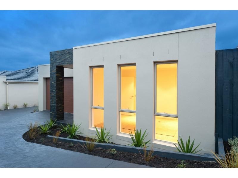 2/24 Lucerne Avenue, Mornington VIC 3931