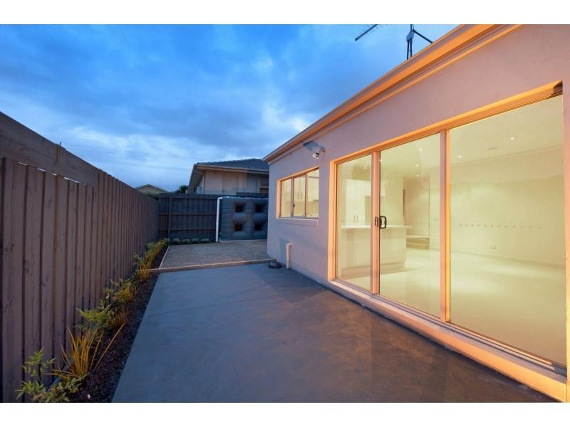 2/24 Lucerne Avenue, Mornington VIC 3931