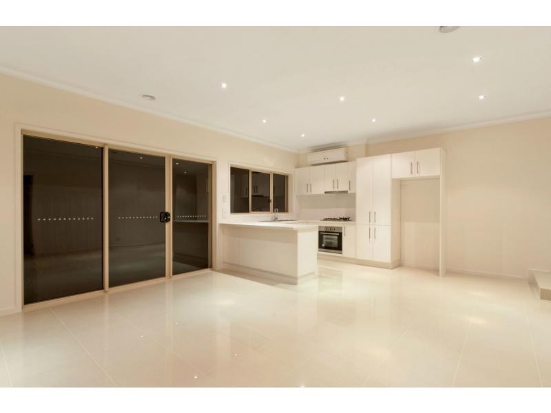 2/24 Lucerne Avenue, Mornington VIC 3931