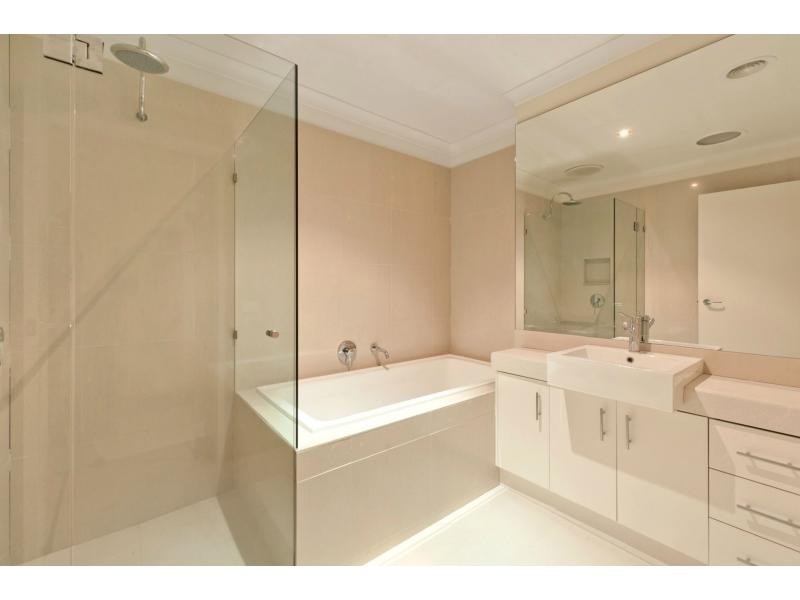 2/24 Lucerne Avenue, Mornington VIC 3931