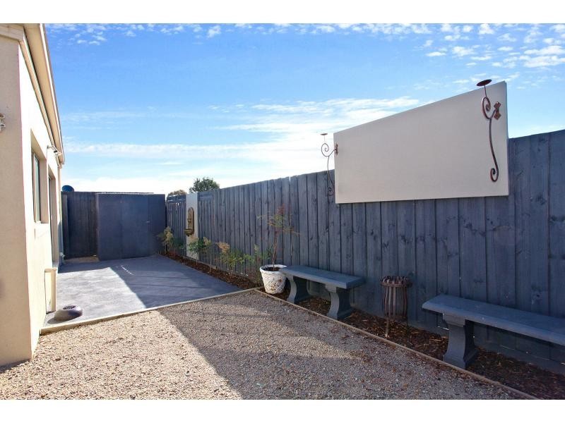 2/24 Lucerne Avenue, Mornington VIC 3931