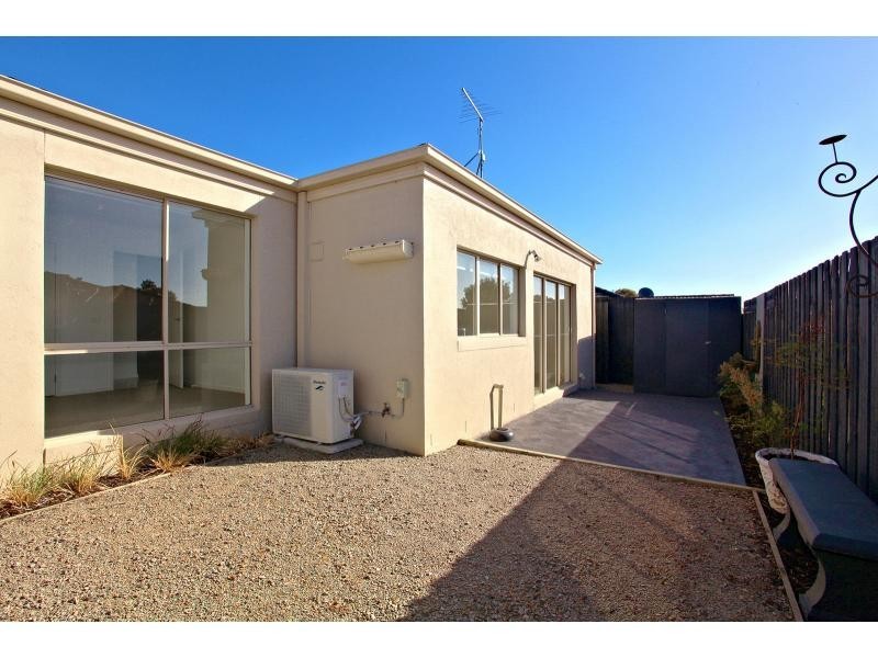 2/24 Lucerne Avenue, Mornington VIC 3931