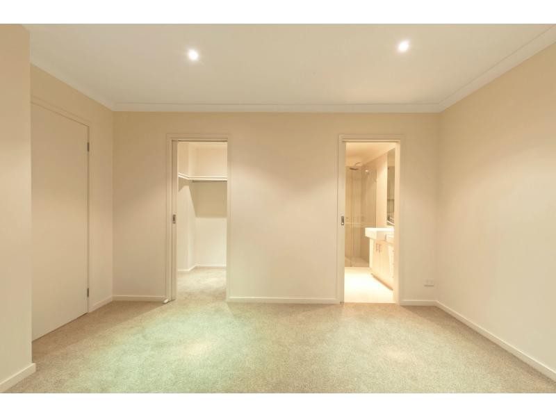 2/24 Lucerne Avenue, Mornington VIC 3931