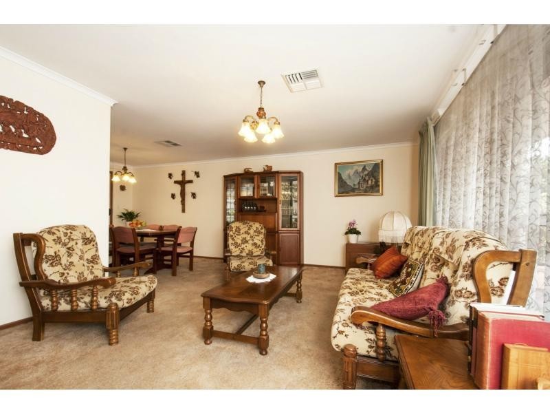 15 Moore Crescent, St Agnes SA 5097