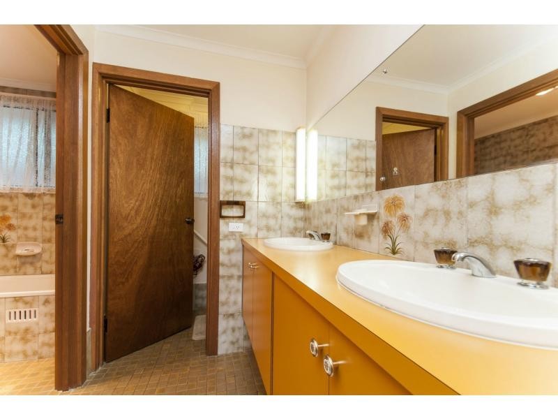 15 Moore Crescent, St Agnes SA 5097