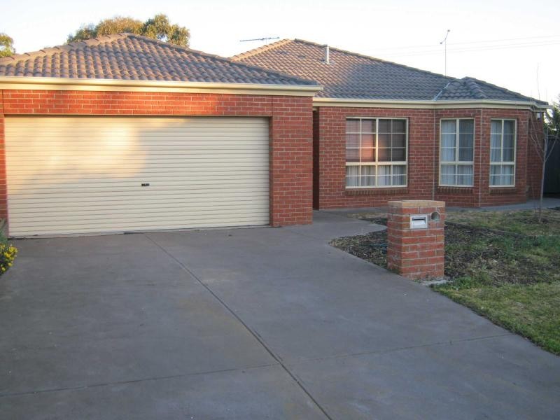 2 Daymar Court, Hillside VIC 3037