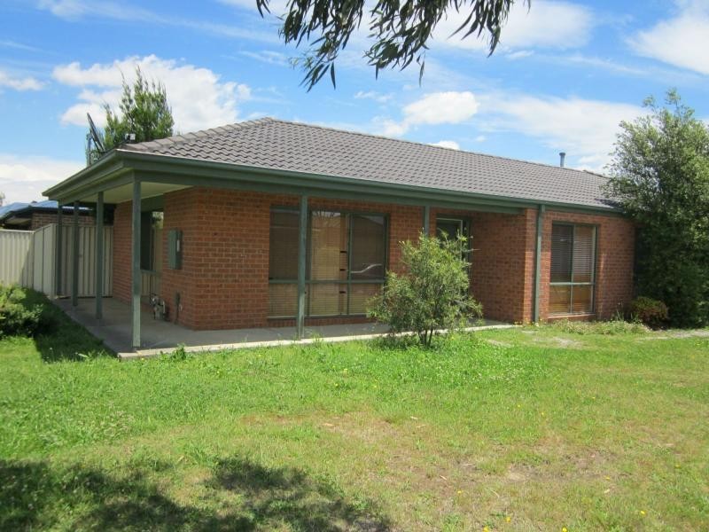 16 Fetlock Lane, Cranbourne East VIC 3977