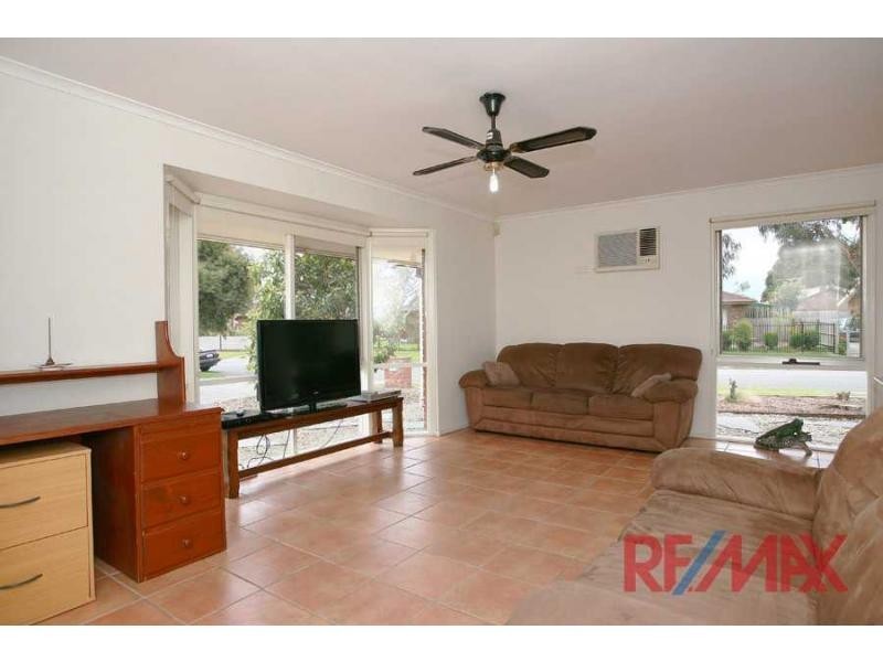 40 Gipps Crescent, Cranbourne VIC 3977