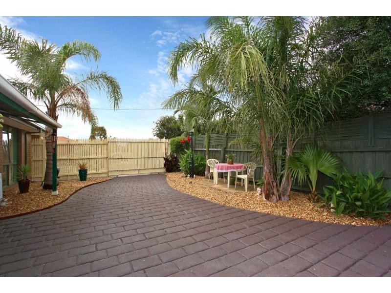 3 Caroline Crescent, Cranbourne VIC 3977