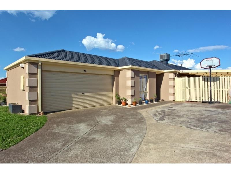 1 Emoh Close, Cranbourne VIC 3977