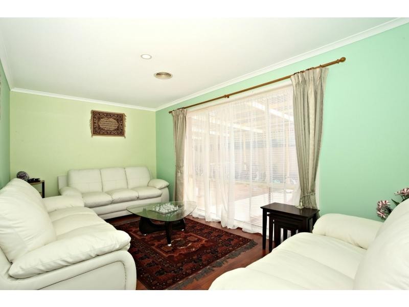 1 Emoh Close, Cranbourne VIC 3977