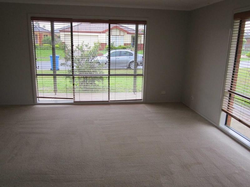 16 Fetlock Lane, Cranbourne East VIC 3977