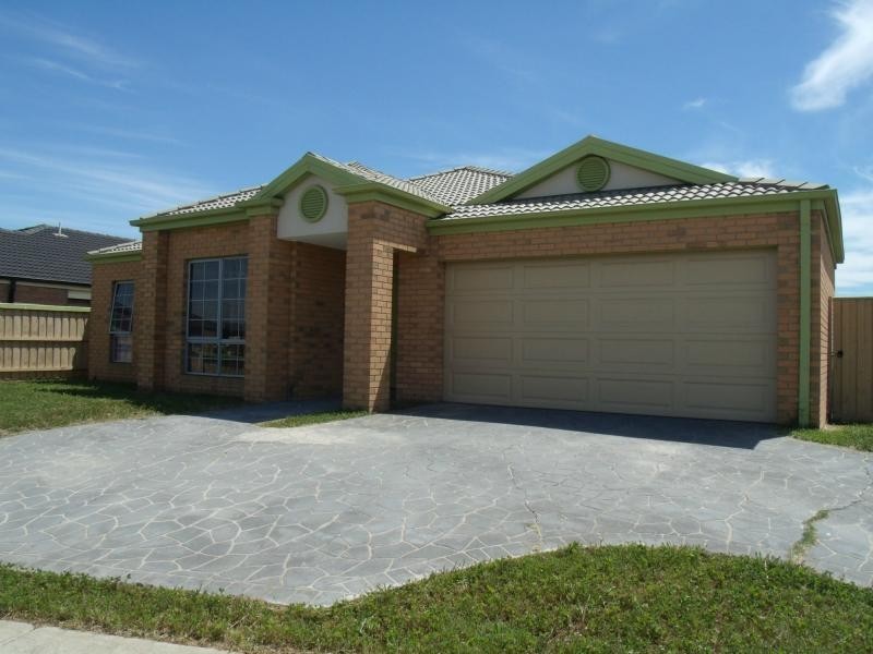 32 Springhill Drive, Cranbourne VIC 3977