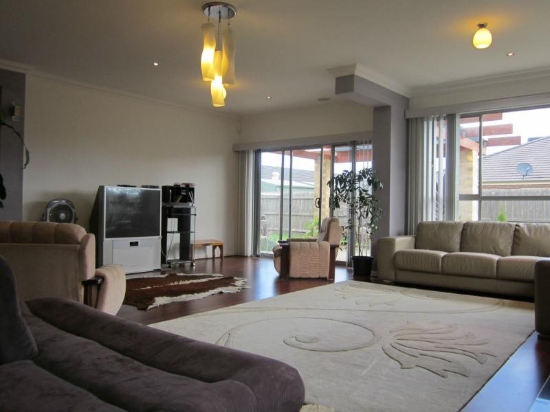 9 Hal Porter Terrace, Lynbrook VIC 3975