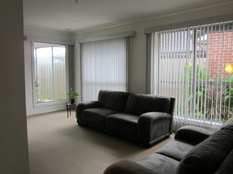 9 Hal Porter Terrace, Lynbrook VIC 3975