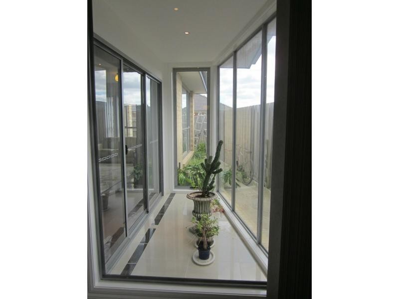 9 Hal Porter Terrace, Lynbrook VIC 3975