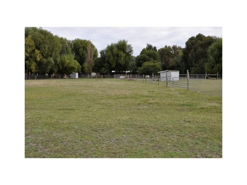 5 Garden Street, Cranbourne East VIC 3977