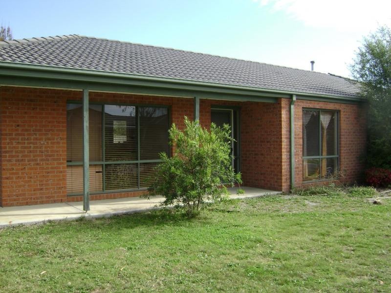 16 Fetlock Lane, Cranbourne East VIC 3977