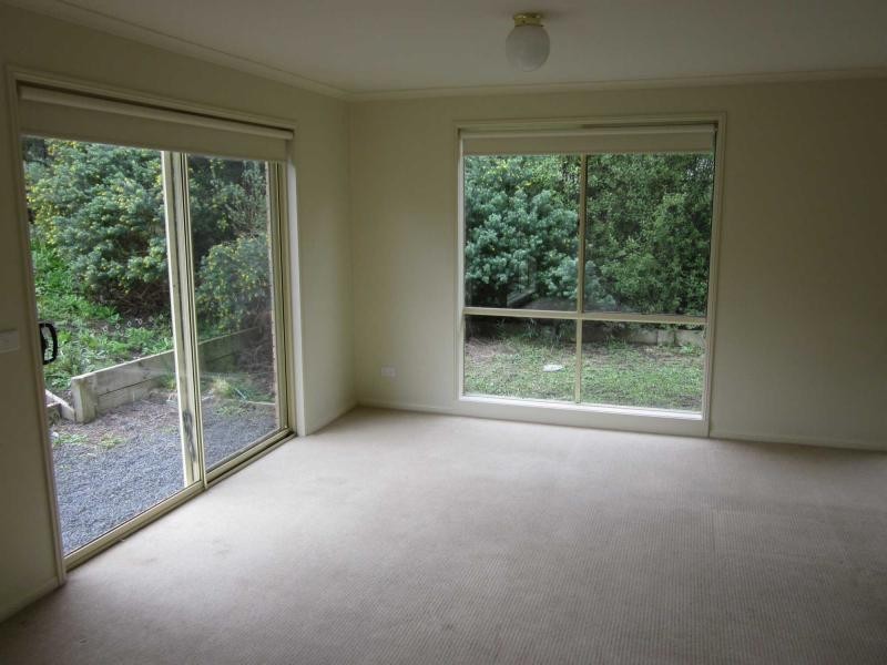 4 Meaby Drive, Pakenham VIC 3810