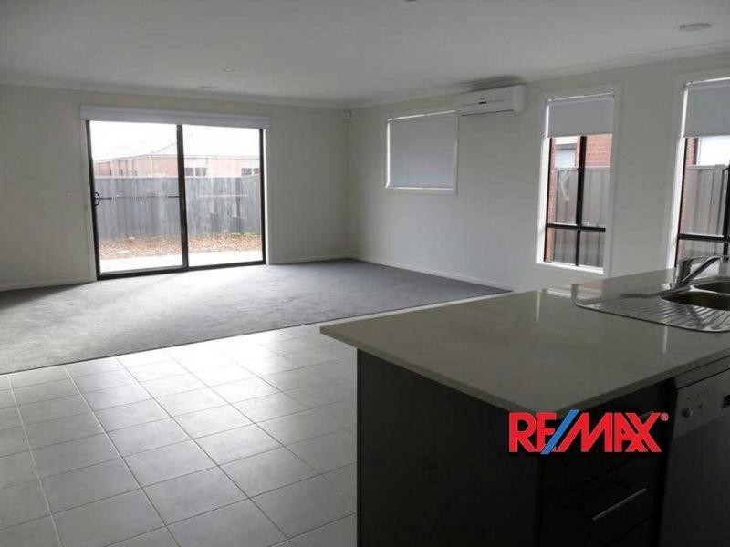 17 Boldrewood Place, Lynbrook VIC 3975