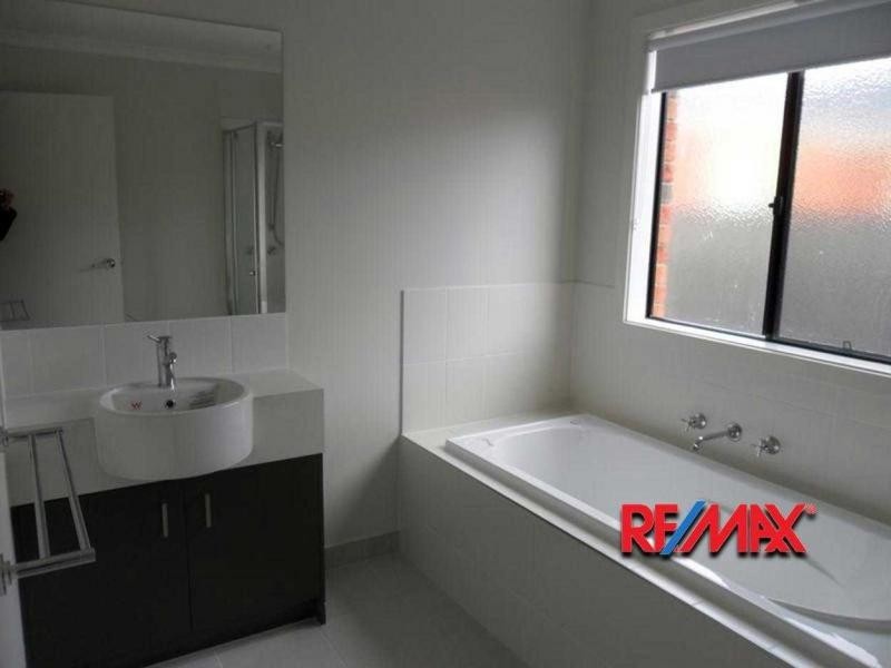 17 Boldrewood Place, Lynbrook VIC 3975