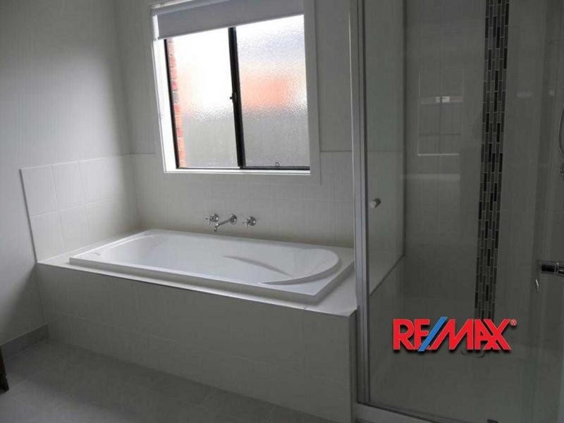 17 Boldrewood Place, Lynbrook VIC 3975