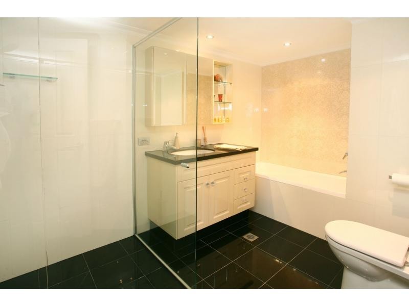Unit 18B/5 Bayview Street, Runaway Bay QLD 4216