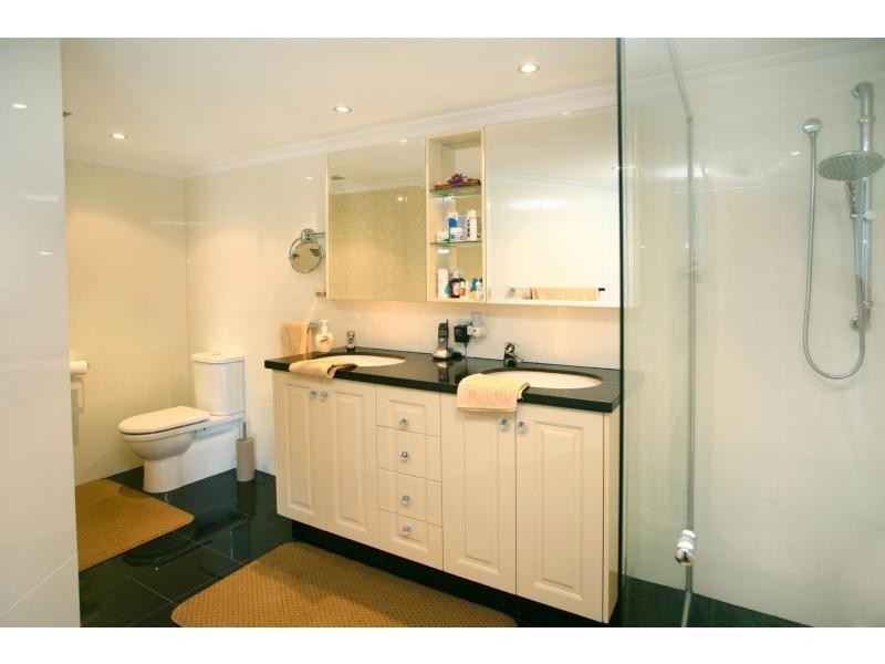 Unit 18B/5 Bayview Street, Runaway Bay QLD 4216