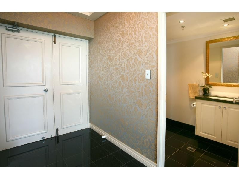 Unit 18B/5 Bayview Street, Runaway Bay QLD 4216