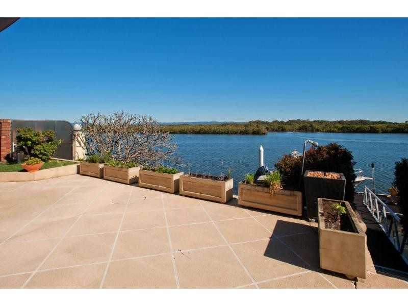 88 Tradewinds Avenue, Paradise Point QLD 4216