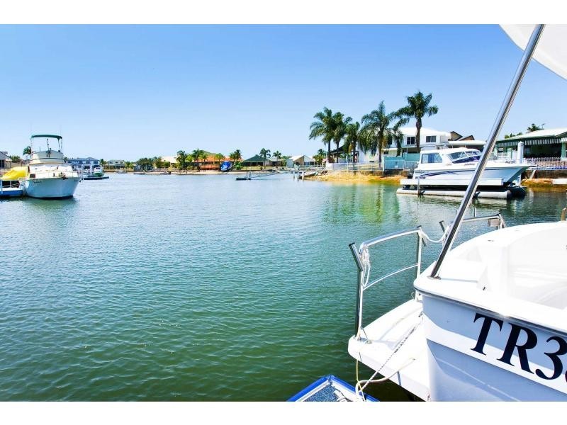 4 Fleetwing Avenue, Newport QLD 4020