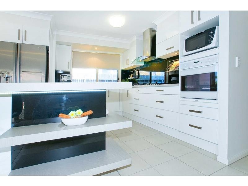 4 Fleetwing Avenue, Newport QLD 4020