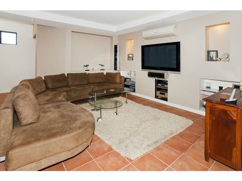 4 Anderson Street, Scarborough QLD 4020