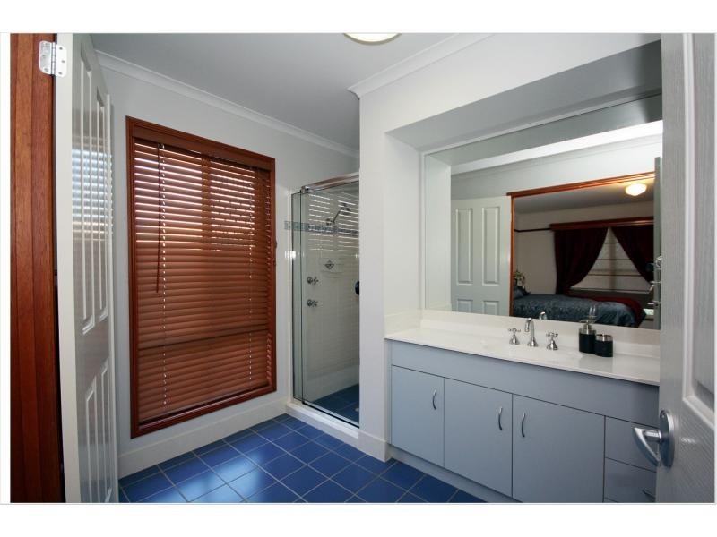 1 Mariner Court, Newport QLD 4020