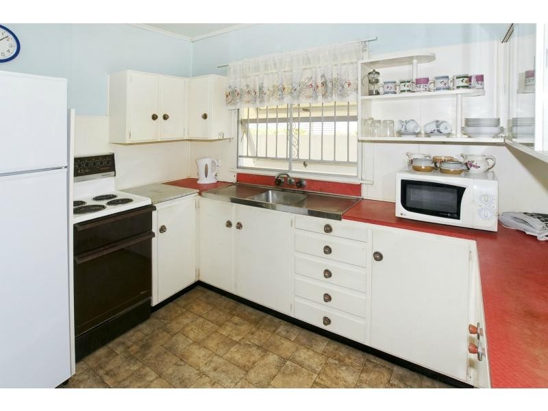 8 Caroline St, Woody Point QLD 4019