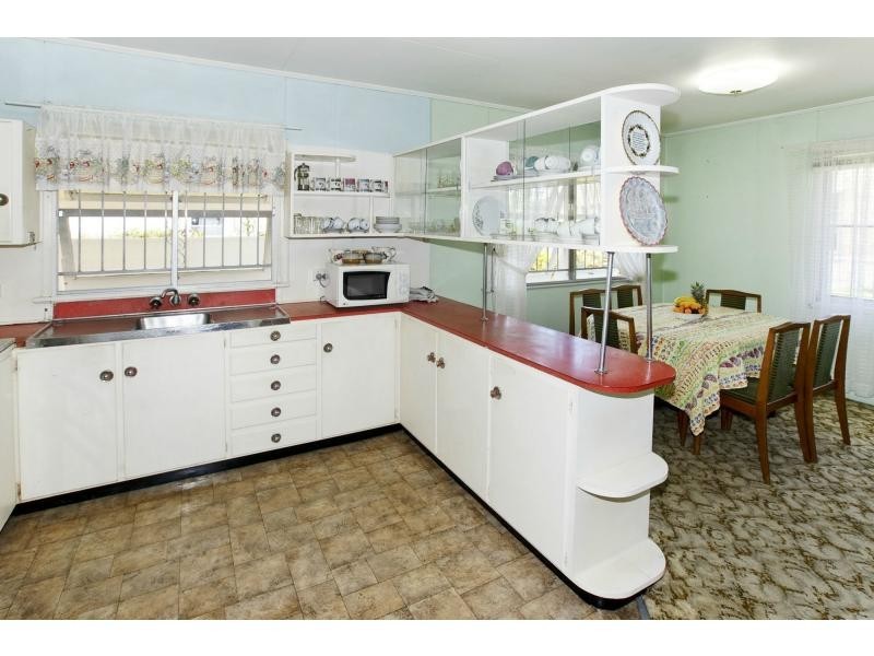 8 Caroline St, Woody Point QLD 4019