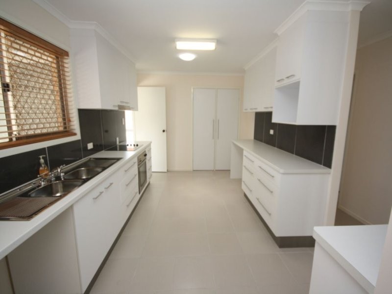 9 Vista Court, Newport QLD 4020