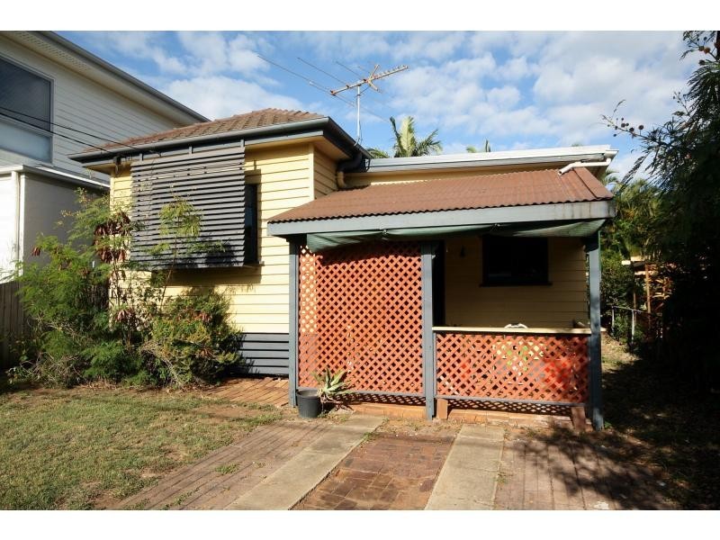 8 Donald Street, Woody Point QLD 4019