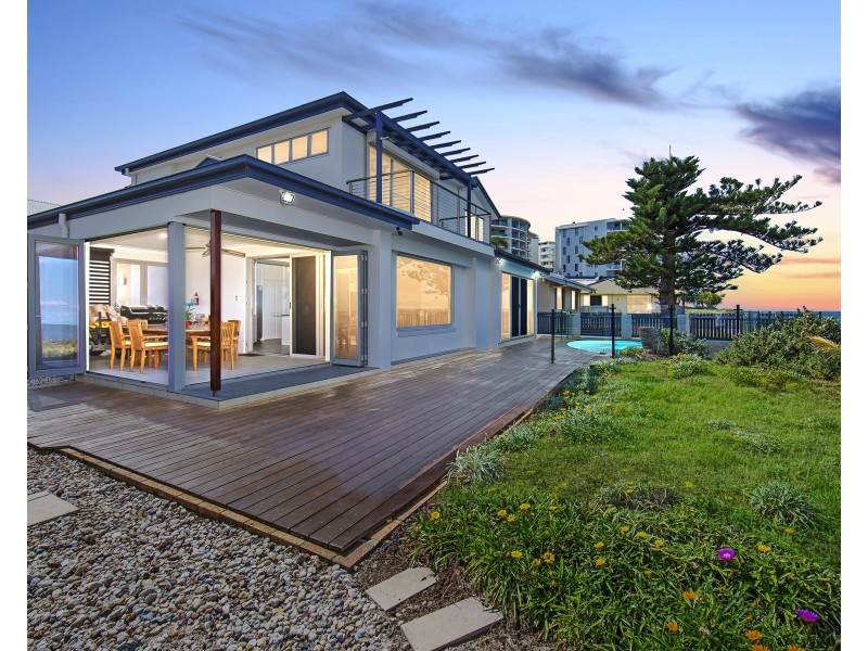 24 Woodcliffe Cres, Woody Point QLD 4019